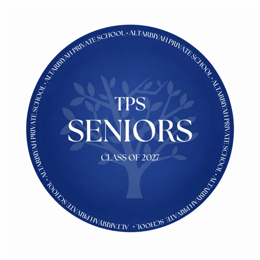 ستيكر دائري لدفعة TPS Seniors 2027 — مدرسة التربية الأهلية، أزرق كحلي بشعار الشجرة واسم المدرسة حول الإطار